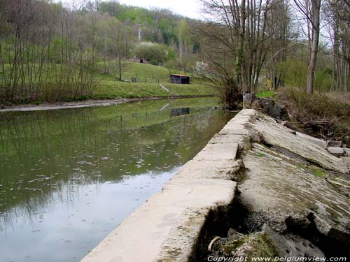 Vroegere watermolen Vodele VODELE in DOISCHE / BELGI Waterspaarbekken en afleiding stroomopwaards van de molen.