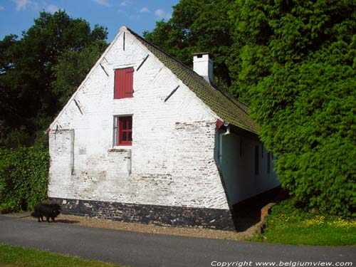 Kleine hoeve met zwaluwstaarten in Tillegem park SINT-ANDRIES in BRUGGE / BELGI 