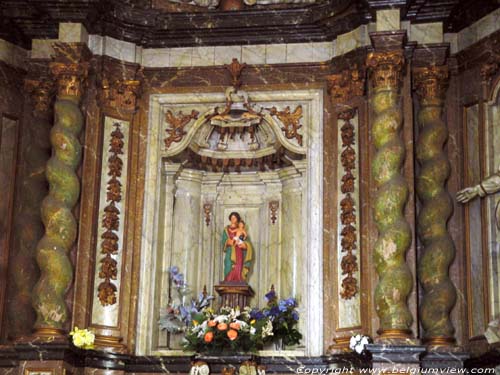 Kapel Onze-Lieve-Vrouw van de pilaar CHIMAY foto Altaar met getorste pilaren en rode marmer van Rance.