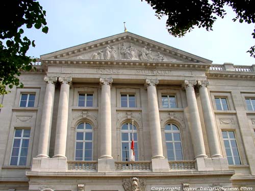 Koninklijke Militaire School BRUSSEL-STAD in BRUSSEL / BELGI De zuilen die het fronton dragen hebben Ionische kapitelen 