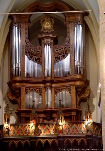 Onze-Lieve-Vrouwekerk SINT-TRUIDEN / BELGIË Orgel uit 1717 door Carl Dillens op doksaal met neogotische balustrade