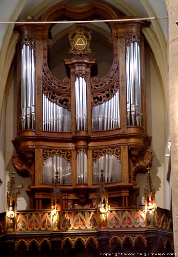 Onze-Lieve-Vrouwekerk SINT-TRUIDEN / BELGI Orgel uit 1717 door Carl Dillens op doksaal met neogotische balustrade