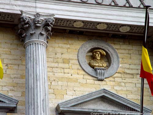 Stadhuis TIENEN foto Detail gevel met een Corinthische zuil en een verguld borstbeeld in een ronde beeldnis.