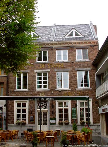 De Starre - De Roode Ster MAASEIK / BELGI De brede gevel van dit oorspronkelijk uit 2 huizen bestaande pand werd in de 19e eeuw geplaatst.