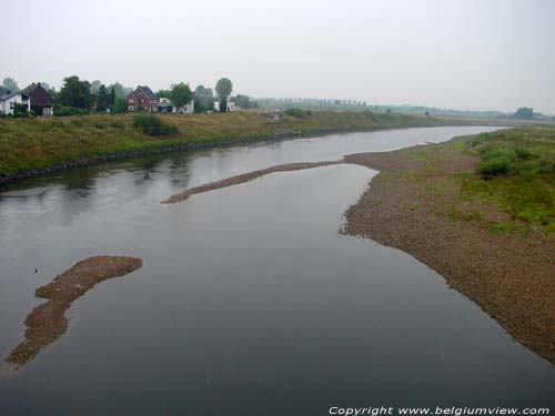 Maas vanop Pater Sangersbrug zicht noordwaards MAASEIK / BELGI 