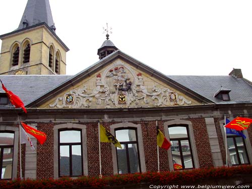 Vroeger Stadhuis BREE foto Rococo-fronton met 3 wapenschilden en Sint-Michiel die een draak doodt.