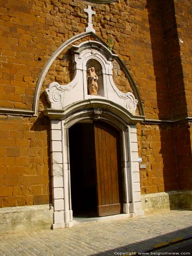Onze-Lieve-Vrouwekerk DIEST foto Barok portaal in arduin dat contrasteert met de gotische kerk in ijzerzandsteen