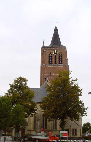 Sint-Trudokerk PEER foto Overzicht vanuit de oostkant, met koor en transept in mergelsteen en bakstenen westertoren