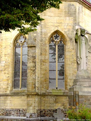 Sint-Trudokerk PEER foto Gotisch koor in mergelsteen met spitsboogvensters.