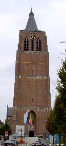 Sint-Trudokerk PEER / BELGI Massieve, bakstenen westertoren met schietgaten.