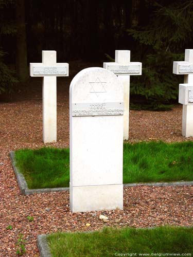 Cimetire Militaire  des soldats de Pologne LOMMEL photo Tombe de Juliusz Rosen qui etait Juif: sans crois