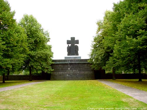 Duits militair kerkhof LOMMEL foto Ingang