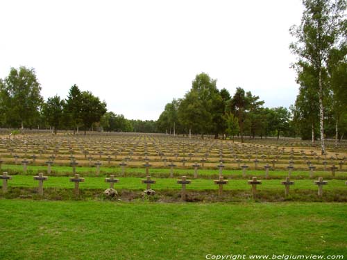 Duits militair kerkhof LOMMEL foto 20.000 kruisjes, of 40.000 Duitse soldaten.
