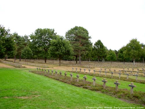 Duits militair kerkhof LOMMEL / BELGI 20.000 kruisjes, of 40.000 Duitse soldaten.