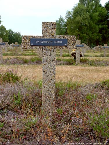 Duits militair kerkhof LOMMEL foto Eén van de 6221 onbekende soldaten.