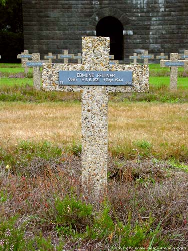 Duits militair kerkhof LOMMEL foto 