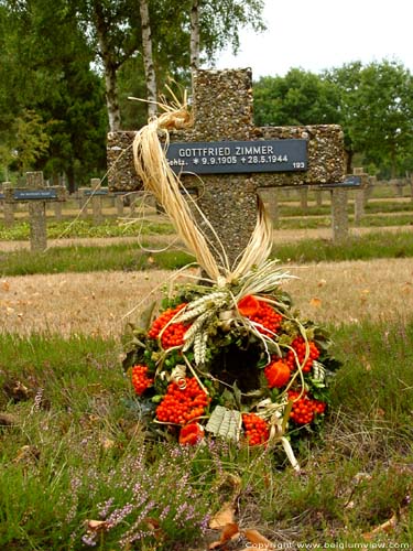 Duits militair kerkhof LOMMEL foto 