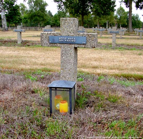 Duits militair kerkhof LOMMEL foto 