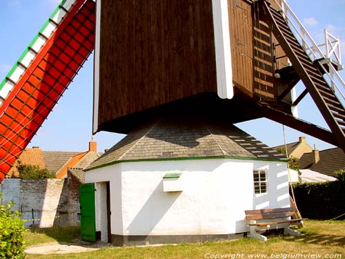 Kruisstraatmolen KORTEMARK / BELGI In 1955-1956 werden opnieuw grote herstellingswerken uitgevoerd, met o.a. de aanbreng van nieuwe geklinknagelde roeden. Molenwal en molenkot werden hersteld in 1989.