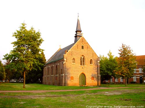 Sint-Alexusbegijnhof DENDERMONDE / BELGI De begijnhofkerk is neogotisch. Ze werd in 1928 gebouwd, volgens de plannen van Maurice Vostaert.