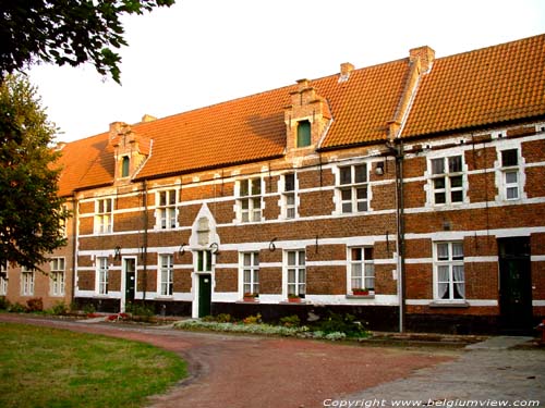 Sint-Alexusbegijnhof DENDERMONDE foto De meeste woningen dateren uit de 17e en de 18e eeuw, en zijn gebouwd uit baksteen en/of zandsteen, maar werden in de 19e eeuw aangepast.