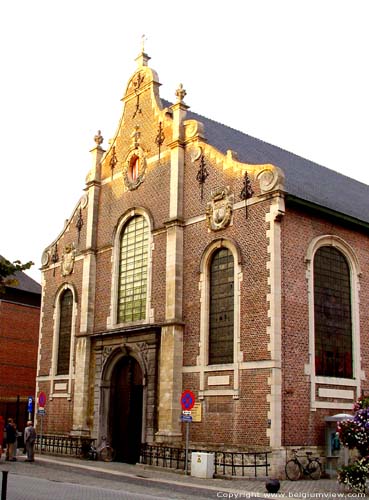 Sint-Gillis binnen Dendermondekerk DENDERMONDE / BELGIË De huidige, driebeukige kerk heeft een barokgevel, o.a. versierd door voluten, muurankers en natuurstenen steunberen die contrasteren met de bakstenen gevel, uit 1779-1780