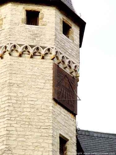 Vleeshuis DENDERMONDE foto Het achthoekig, ietwat uitkragend torentje en de zonnewijzer geven het gebouwtje extra uitstraling.