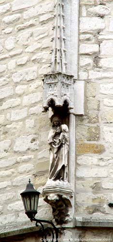 Vleeshuis DENDERMONDE foto De traptoren werd versierd met een mariabeeld onder een gotisch of neogotisch baldakijn.