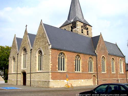 Sint-Machariuskerk LAARNE foto Deze driebeukige Sint-Macariuskerk is van het hallenkerk-type en is laatgotisch. De vieringtoren uit Balegemse steen dateert echter nog uit de 15e eeuw. 