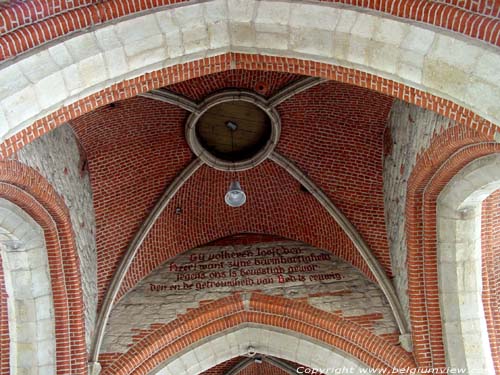 Sint-Machariuskerk LAARNE foto Het ribgewelf onder de vieringtoren.