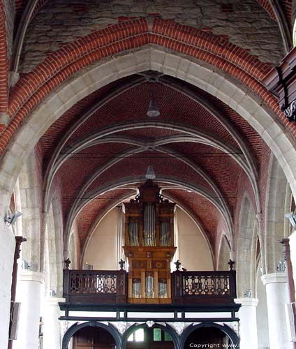 Sint-Machariuskerk LAARNE / BELGIË Het geheel is met kruisribgewelven overkluisd.  Het orgel uit 1672 werd gemaakt door Nicolas Langlez. In 1982 werd dit orgel gerestaureerd en opnieuw in gebruik genomen. 