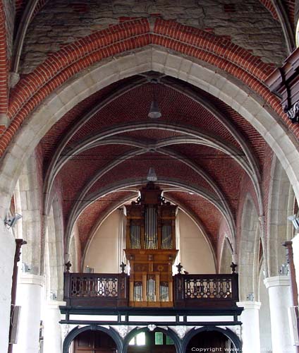 Sint-Machariuskerk LAARNE / BELGI Het geheel is met kruisribgewelven overkluisd.  Het orgel uit 1672 werd gemaakt door Nicolas Langlez. In 1982 werd dit orgel gerestaureerd en opnieuw in gebruik genomen. 