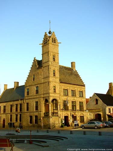 Oud stadhuis LO-RENINGE / BELGIË Overzicht op stadhuis met vooruitspringende belforttoren.