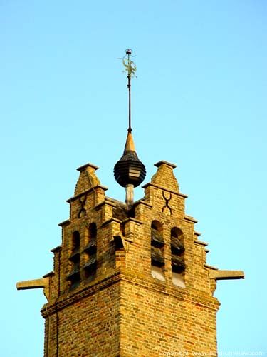 Oud stadhuis LO-RENINGE / BELGI Toren van het belfort met trapgevels en galmgaten.