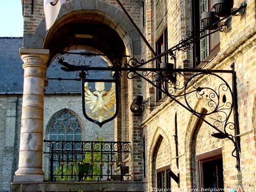 Oud stadhuis LO-RENINGE / BELGI Smeedijzeren uithangbord met stadswapen.