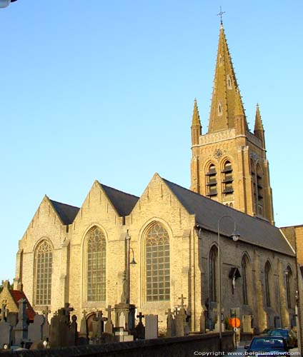 Sint-Pietersabdijkerk LO-RENINGE / BELGIË Overzicht van de gotische hallenkerk.