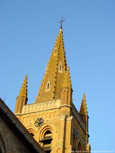 Sint-Pietersabdijkerk LO-RENINGE / BELGI Neogotische vieringtoren.