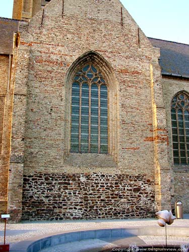 Sint-Pietersabdijkerk LO-RENINGE / BELGI Muur met onderaan ijzerzandsteen en daarboven een spitsboogvenster.