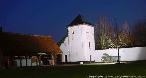 Abdijhoeve OUDENBURG / BELGI Nachtelijke foto van de duiventoren.