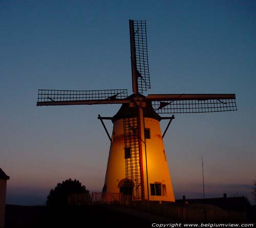 Witte Molen Roksem OUDENBURG / BELGI Molen met avondlijke verlichting.