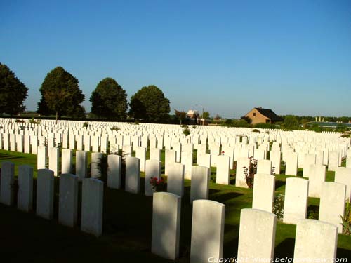 Brits Militair kerkhof Poelkapelle LANGEMARK-POELKAPELLE in LANGEMARK - POELKAPELLE / BELGI 