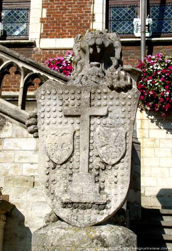 Stadhuis GERAARDSBERGEN foto Wapenschild van Geraardsbergen. Het kruis staat voor de vrijheid. De arend op het Keizerlijk Vlaanderen en de Leeuw duidt op de Vlaamse steden.