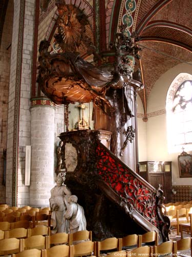 Sint-Bartholomeuskerk GERAARDSBERGEN foto Barokke preekstoel uit 1755. Deze werd gemaakt door Gillis de Ville.