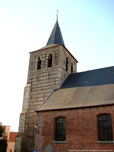 Sint-Apolloniakerk (Elst) BRAKEL foto Westertoren met speklagen voor een classicistisch schip.