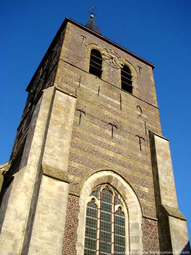 Sint-Apolloniakerk (Elst) BRAKEL / BELGI Forse, laatgotische westertoren met speklagen.