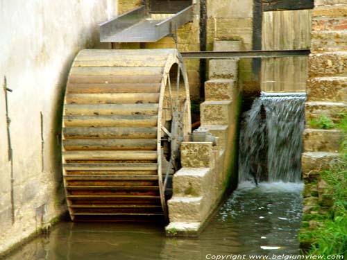 Borgtmolen - Ladeuzemolen MAARKEDAL / BELGI Hoewel er een molenrad en sluiswerk is, ligt de molen reeds lang stil.