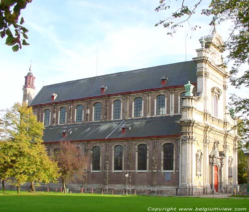 Onze-Lieve-Vrouw ter Hoye begijnhof (Klein begijnhof) GENT foto Overzicht van de barokke, driebeukige Onze-Lieve-Vrouw ter Hoyekerk. Let ook op het torentje achter het koor.