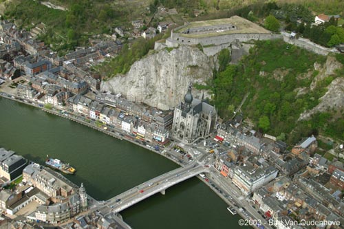 Luchtfoto DINANT / BELGI Luchtfoto aan ons aangeboden door Bart van Oudenhove (zie www. bartvo.com)