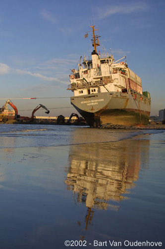 Gestrand schip (2002) BLANKENBERGE foto Foto aan ons aangeboden door Bob van Oudenhove (zie www. bartvo.com)