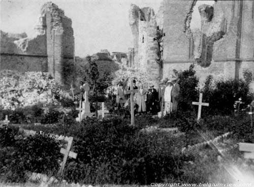 Puin van kerk met kerkhof NIEUWPOORT foto